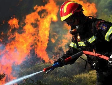 Υπό έλεγχο η πυρκαγιά στη Ναυπακτία: Απείλησε σπίτια (βίντεο-φωτό)